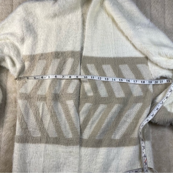 SO everything in love Sweater OS - Picture 2 of 10